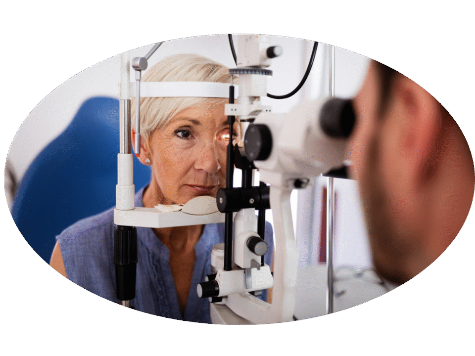 Starsza pani podczas badania okulistycznego.