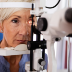 Starsza pani podczas badania okulistycznego.