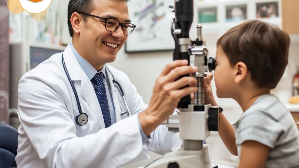 Okulista bada wzrok małego chłopca na specjalistycznym sprzęcie. W tle dziecięcy gabinet okulistyczny.