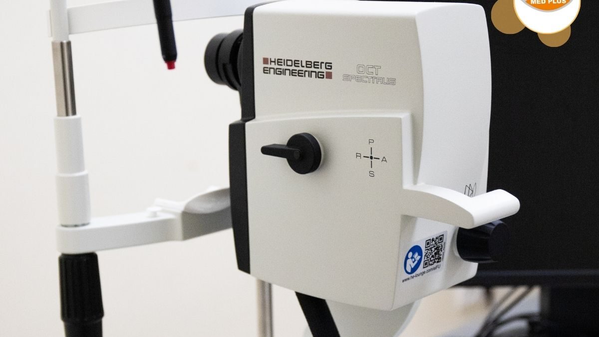 Zbliżenie na urządzenie okulistyczne OCT Heidelberg Engineering Spectralis w gabinecie, z widocznym logo Med-Plus w prawym górnym rogu.